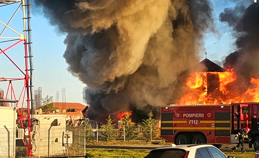 Biserica din localitatea timișeană Săcălaz a ars în totalitate