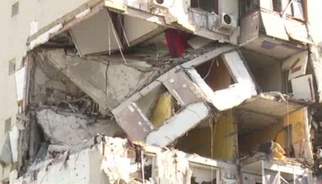 Locatarii blocului din Rahova distrus de explozie cer soluții. Ei nu pot intra în locuințe nici după 6 luni