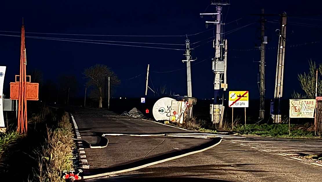 Cisternă cu GPL răsturnată pe DN 1D, la Ciorani. Populația, evacuată pe o rază de 1000 de metri. Traficul este blocat