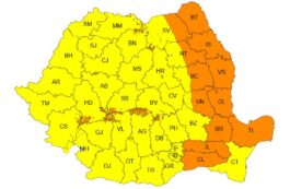 Vânt și vijelii în estul țării: acoperișuri smulse de rafalele puternice, copaci doborâţi, localităţi fără energie electrică. Un bărbat din Huşi a murit după ce a fost lovit de un acoperiş căzut