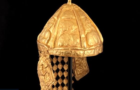 “Coiful cu eroi” sau “Coiful unguresc”, din aur masiv, a fost vândut la licitație în București cu 115.000 euro