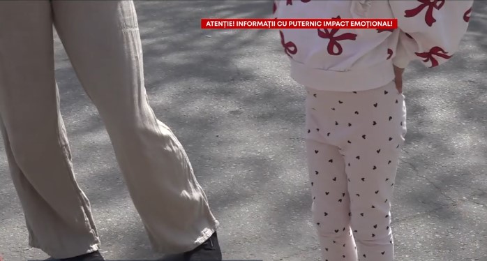 O fetiţă i-a cerut mamei ei să o bată, pentru că așa face educatoarea, la grădiniță. Cadrul didactic este acum cercetat penal