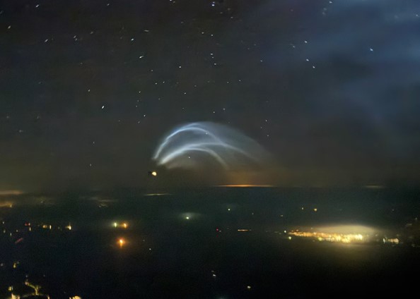 ”Ce e aia pe cer?” Lumina spectaculoasă surprinsă de un pilot danez la 9.000 de metri altitudine