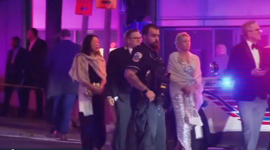 Incidentul de la dineul corespondenților din Washington a fost relatat de jurnaliștii din sală, îmbrăcați în ținute de gală