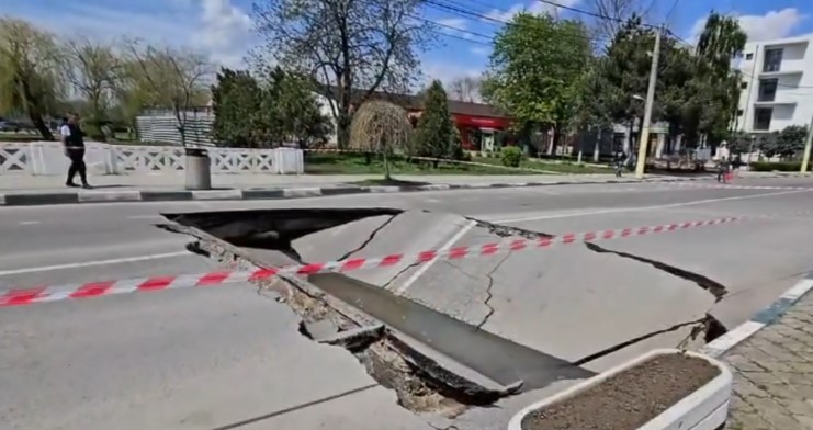 Imaginile cu un pod de peste un secol, care s-a surpat la Techirghiol, filmate de șoferi, au devenit virale