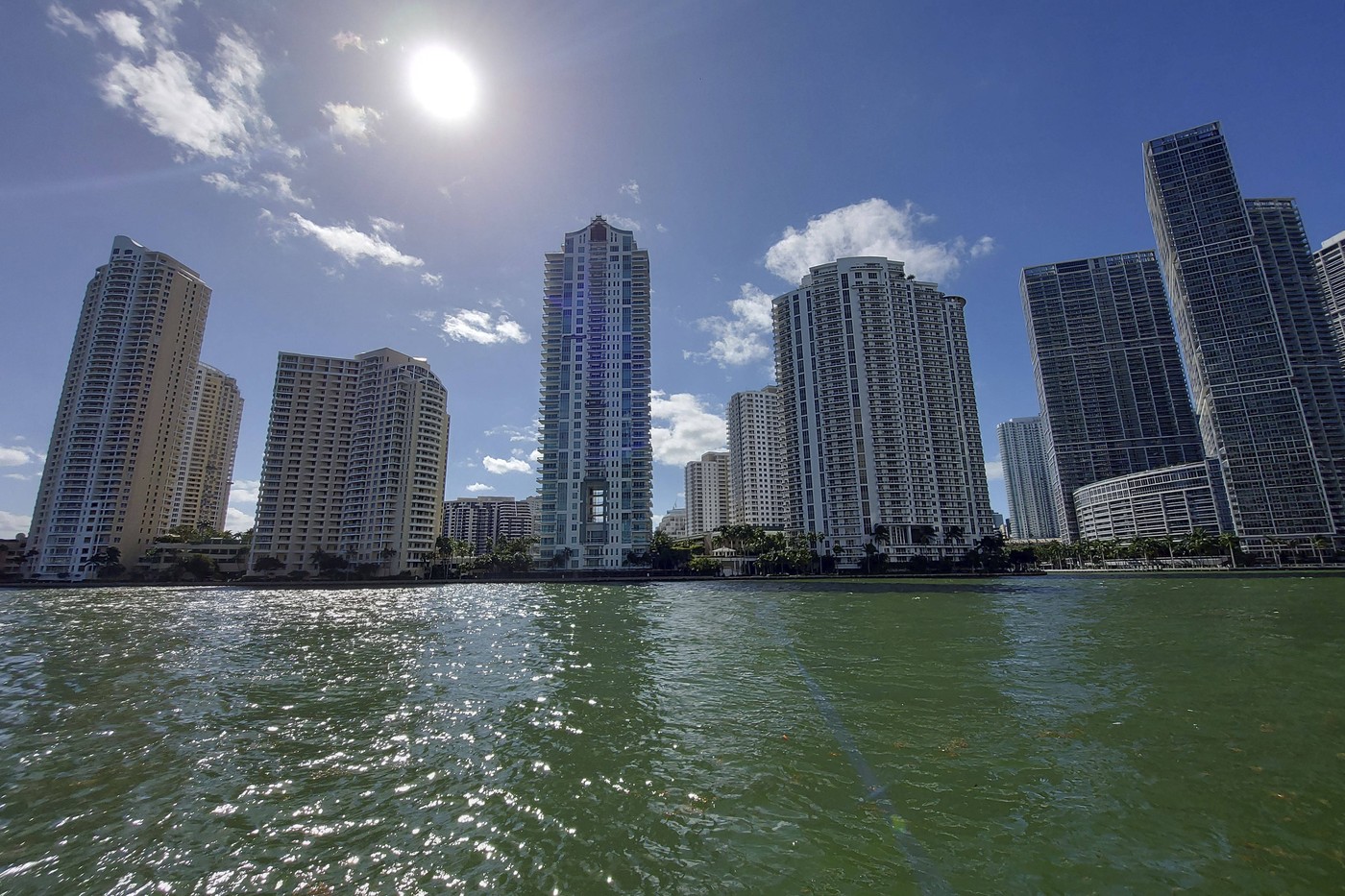 Unul dintre cele mai faimoase hoteluri din Miami, Florida, a fost demolat