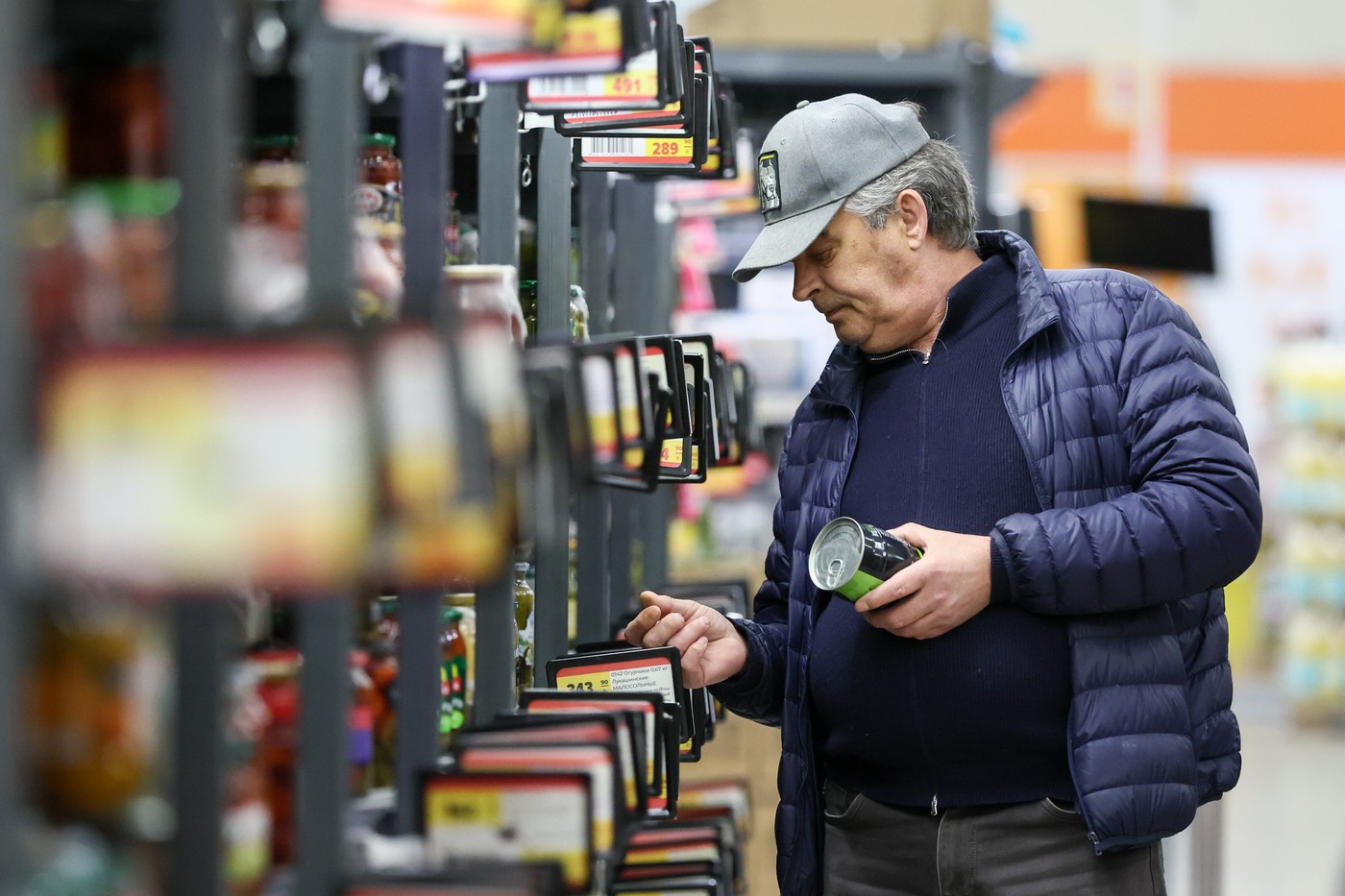 Scumpirile în lanț i-au făcut pe români vânători de oferte. Rafturile cu „vânzare accelerată” sunt tot mai căutate