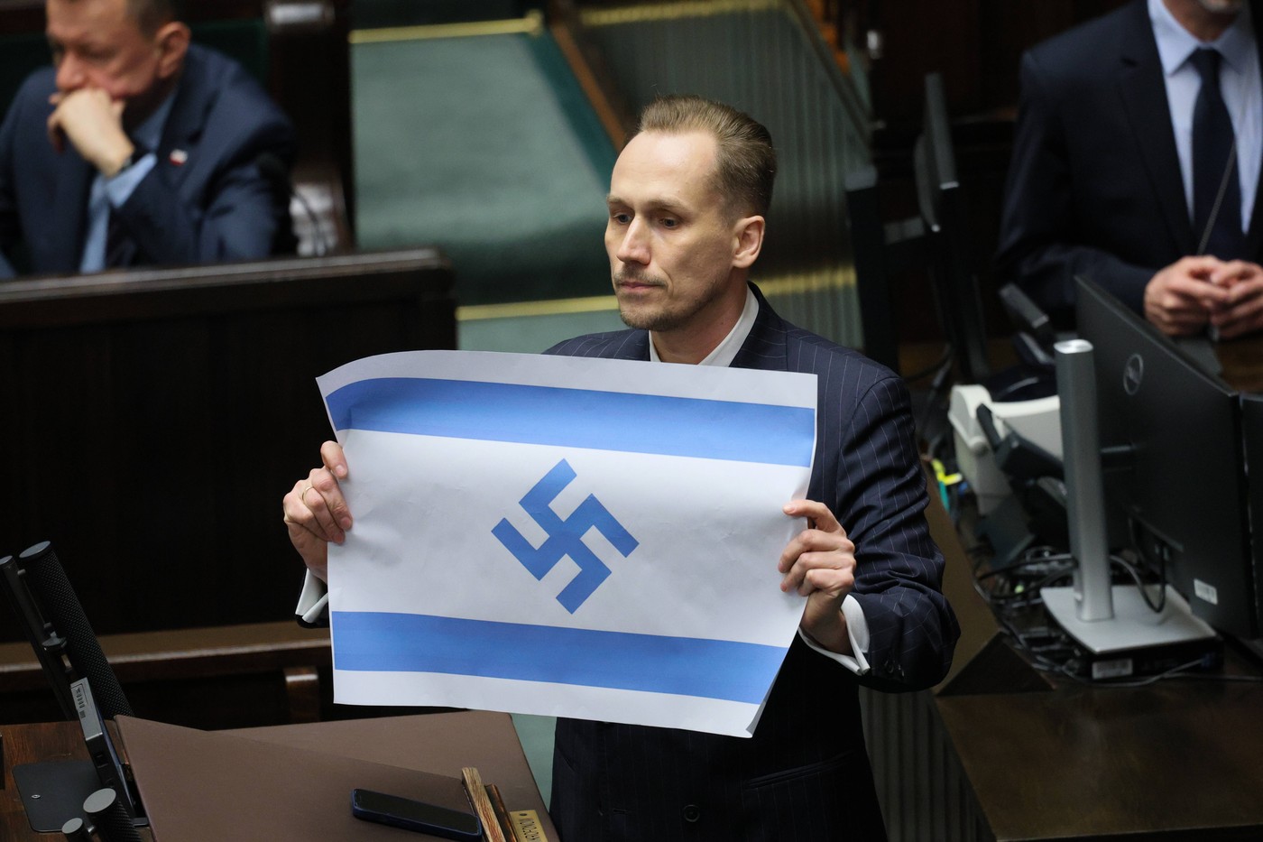 Un deputat de extremă dreapta a afișat steagul israelian cu svastică în parlamentul polonez. “Israelul este noul al Treilea Reich”