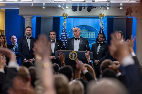 Focuri de armă la Cina Corespondenților de la Casa Albă. Donald Trump a fost evacuat de urgență. Suspectul a fost capturat