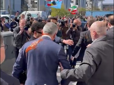 Fiul fostului şah al Iranului, Reza Pahlavi, stropit cu suc de roşii la Berlin