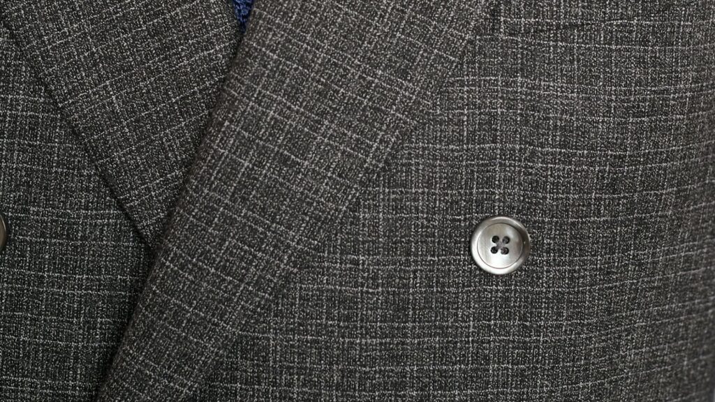 (P) Cum păstrezi costumul ca nou ani la rând: 3 reguli de aur