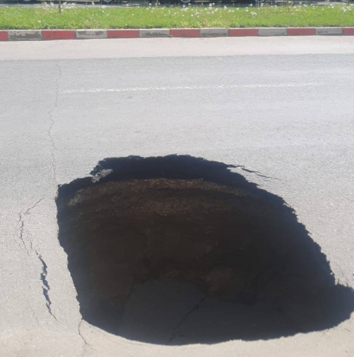 O porțiune din asfalt s-a prăbușit pe un bulevard din centrul municipiului Slobozia