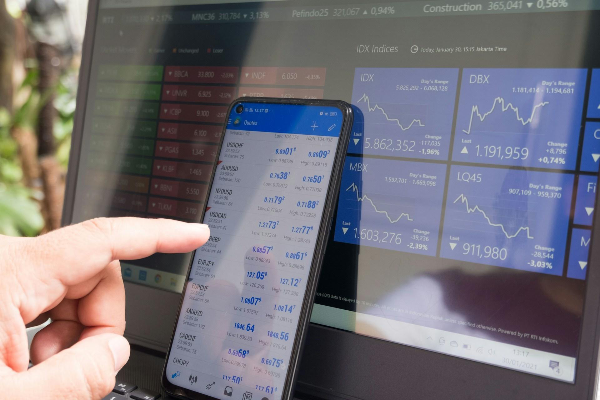 (P) De ce este important să urmărești cele mai recente știri bursiere când investești în acțiuni