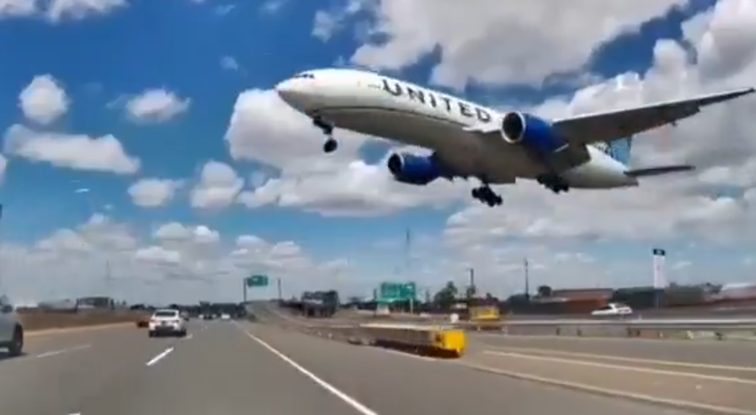 Video. Un avion United Airlines a lovit un camion şi un stâlp de iluminat pe o autostradă din SUA