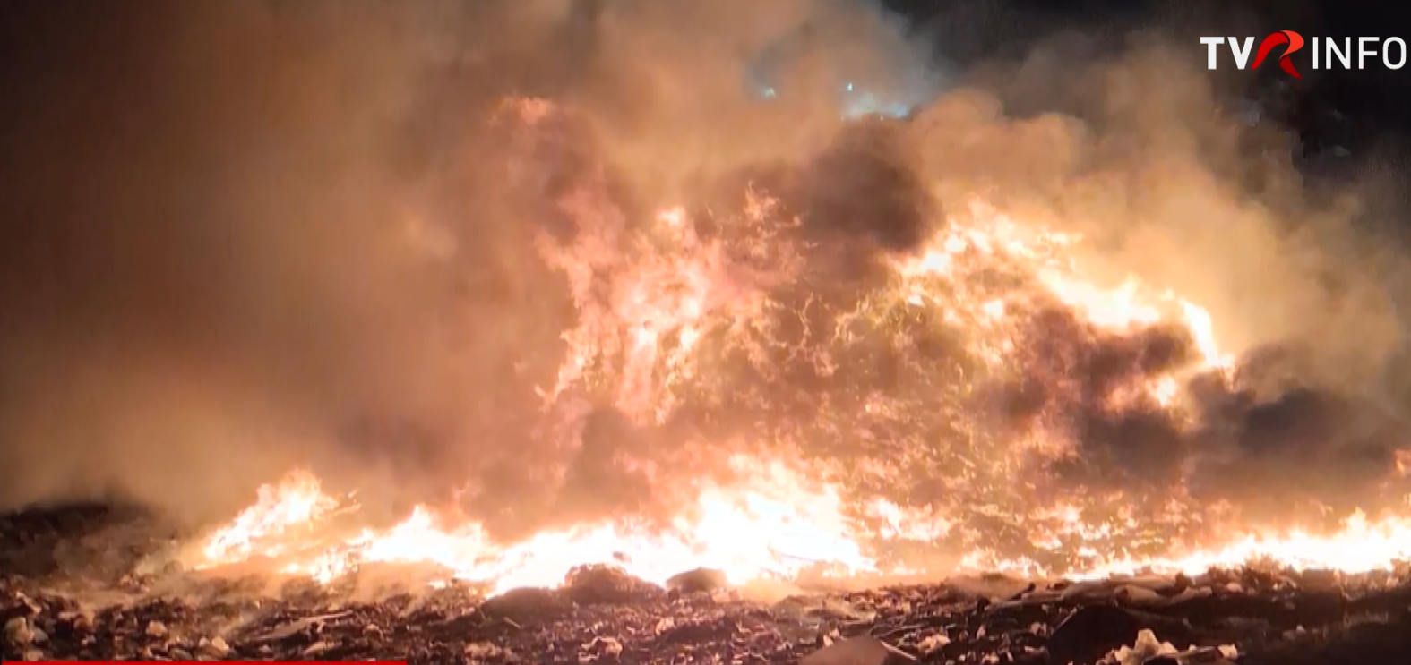 Groapa de gunoi din Oradea, cuprinsă de flăcări. Incendiul a fost stins după o oră