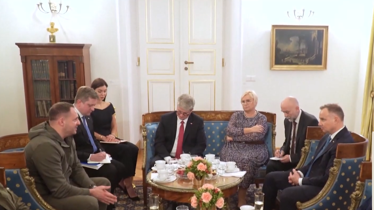 Rețea de spălare de bani, destructurată în Ucraina. Presa îl menționează pe fostul șef de cabinet al lui Zelenski