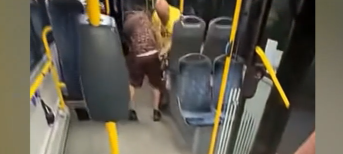 Incident violent într-un autobuz din Pitești. O femeie a folosit spray lacrimogen în timpul cursei