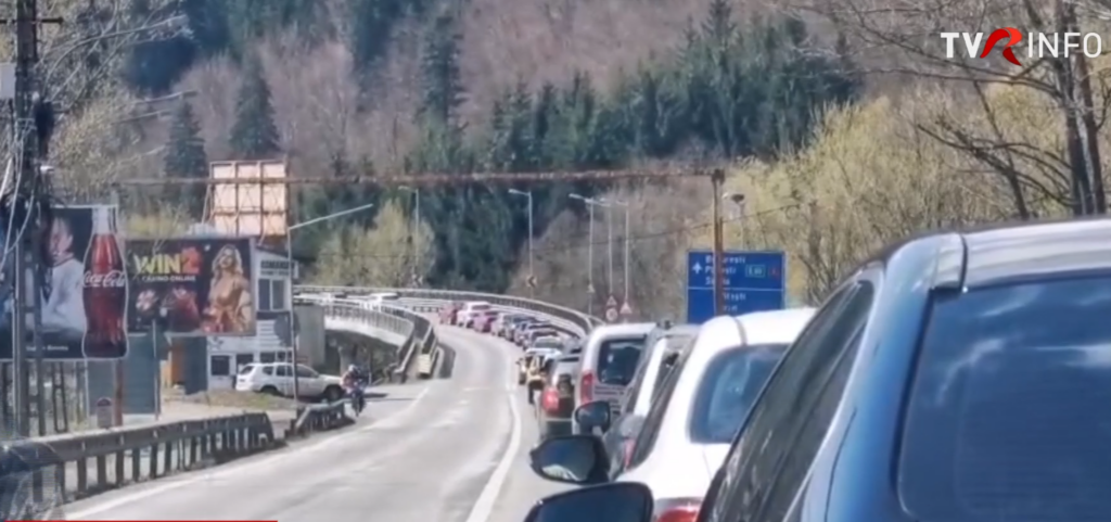 Trafic aglomerat pe Valea Prahovei după minivacanţa de 1 Mai. Trafic oprit pe A3 din cauza unei coliziuni între şapte autoturisme