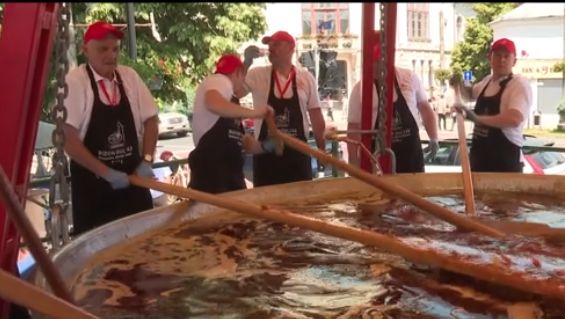 Record mondial la Salonta: Peste 5000 de litri de gulaș cu carne de bizon într-un singur ceaun