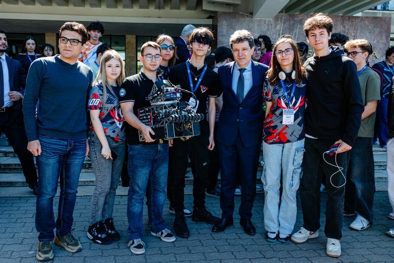 Nicuşor Dan – mesaj pentru elevii participanţi la campionatul de robotică din SUA: România e mândră de voi
