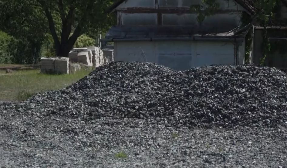 Scandal în Ungaria, după ce a fost descoperită, într-un oraș, o contaminare masivă cu azbest, în pietrișul din pavaj