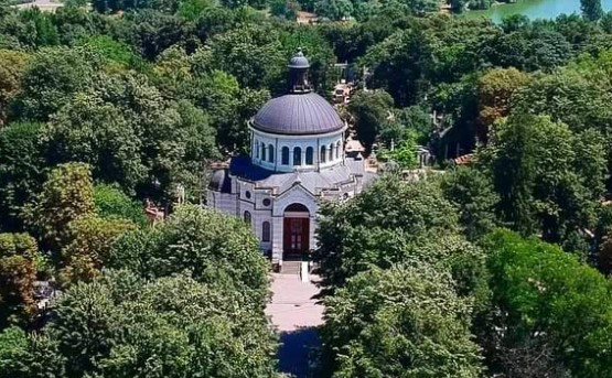 Un tânăr şi o tânără care au dansat pe morminte, în ritm de manele, în Cimitirul Bellu, au fost reţinuţi