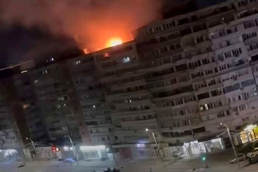 Dronă căzută peste un bloc din Galați. Aproximativ 70 de persoane, evacuate. VIDEO cu momentul impactului