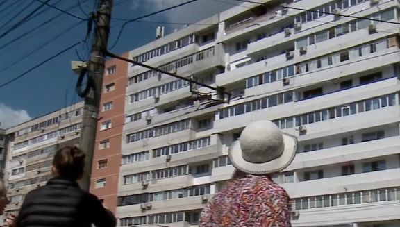 Ajutoare de urgență pentru locatarii blocului din Galați lovit de o dronă. Ce tip de asigurare este necesară