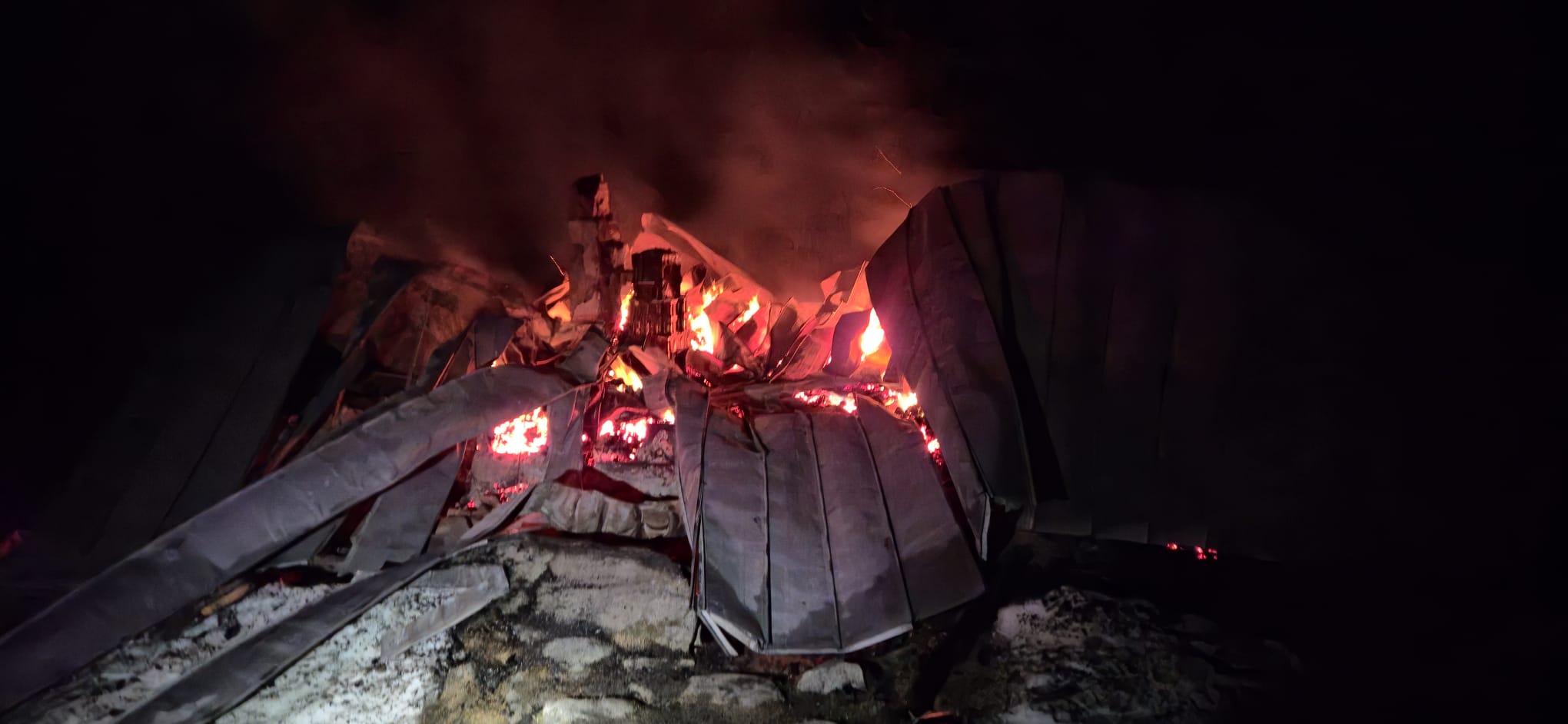 Hunedoara: Incendiu la Cabana Genţiana din Retezat; construcţia a ars în totalitate