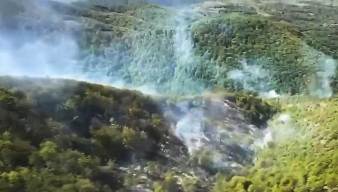 Caraş-Severin: Pompierii au sistat misiunile de stingere a incendiului de la Ilova. Intervenţia va fi reluată duminică dimineaţa