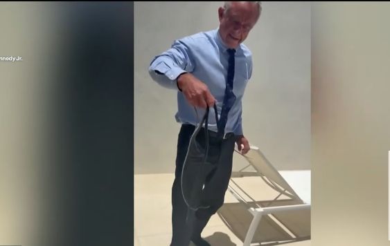 Robert Kennedy Jr, filmat în timp ce prinde șerpi cu mâinile goale