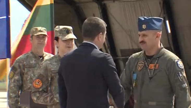 Piloţii români care au doborât o dronă în Estonia, decoraţi de ministrul Apărării. Miruţă: Cu ce aveți ați reușit ceea ce alții, care au mai mult, nu reușesc