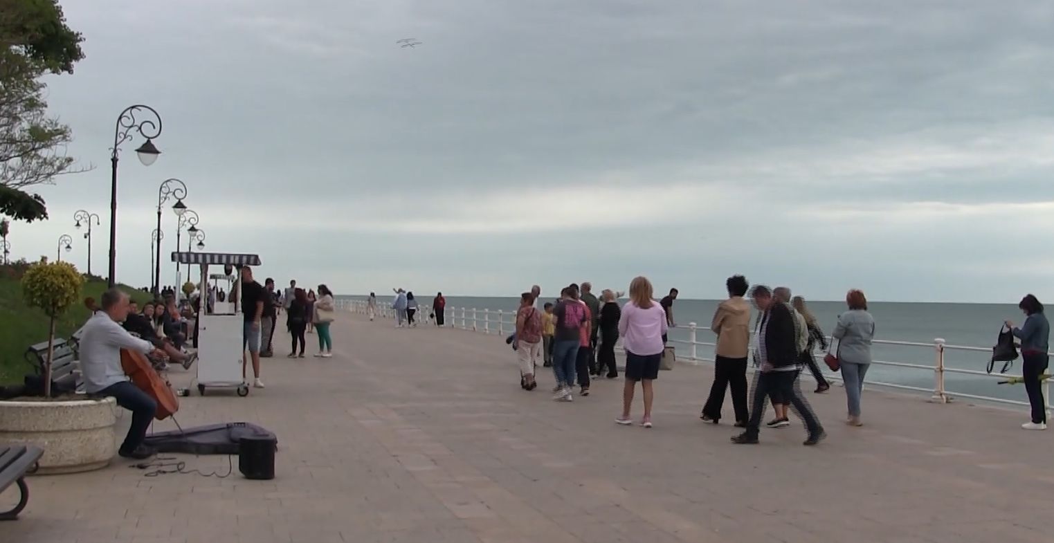 Vreme rece pe litoral, în prima zi din vacanța de Rusalii. 30.000 de turiști au ales să vină la mare