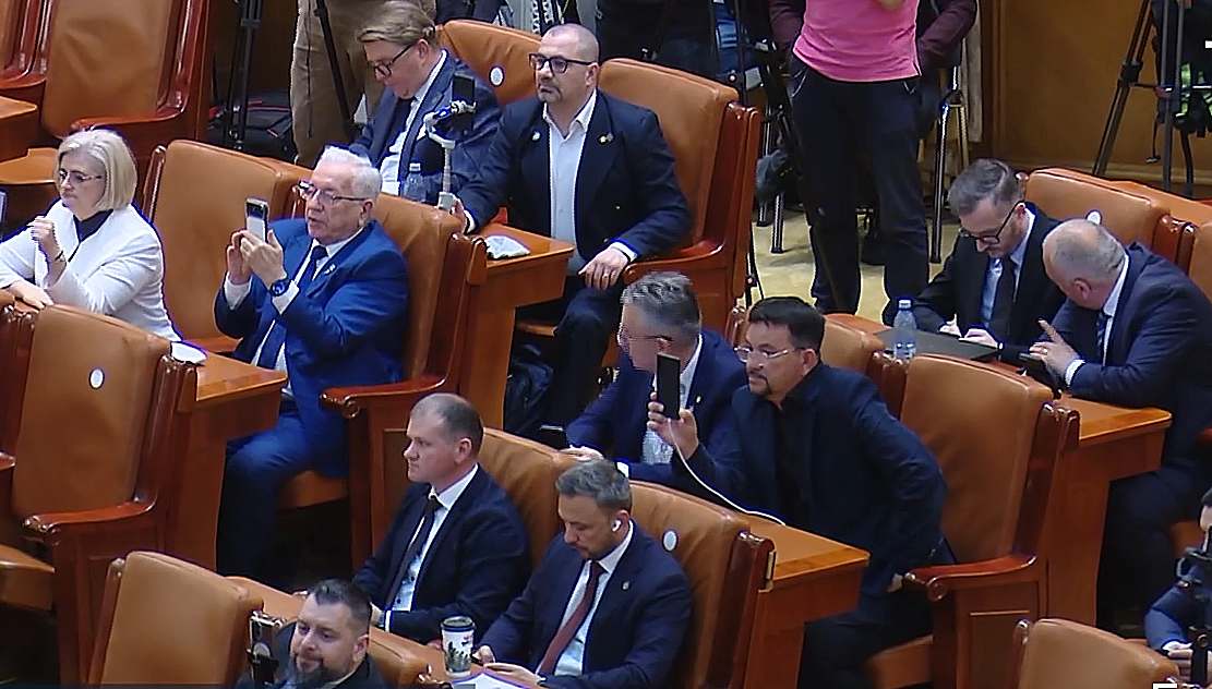 Mobilizare pentru moţiune. Susținătorii și adversarii guvernului Bolojan caută argumente care să le asigure victoria
