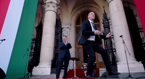 VIDEO „Politicianul dansator” al Ungariei a sărbătorit pe treptele Parlamentului sfârşitul regimului de la Budapesta