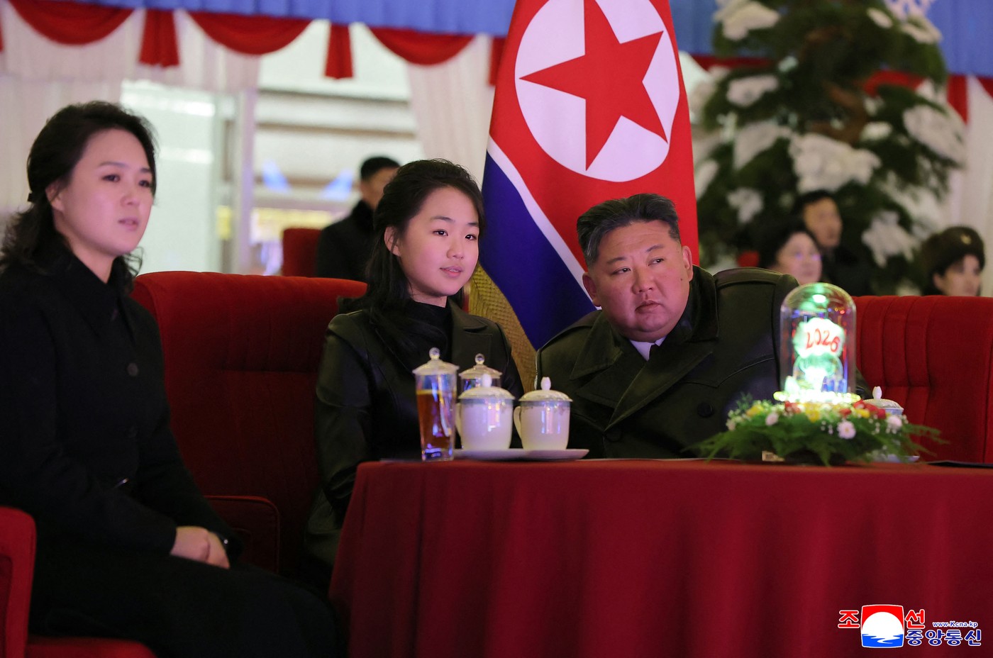 Îmbrăcată pentru succesiune: Ce ne spun ținutele lui Kim Ju Ae despre viitorul Coreei de Nord