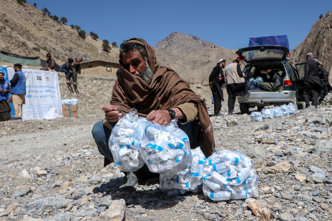Foamete și disperare în Afganistan: părinți obligați să-și vândă copiii pentru a supraviețui