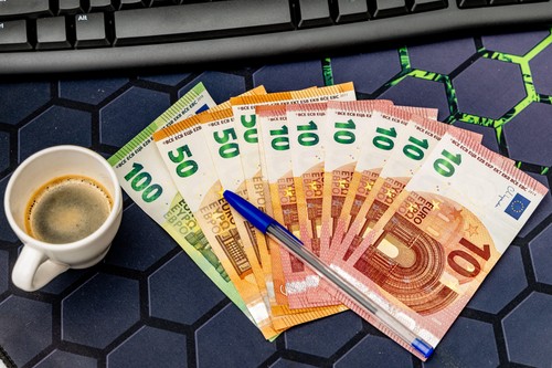 Cum sunt plătiți europenii. La nivelul Uniunii Europene nu există o lege unică de salarizare
