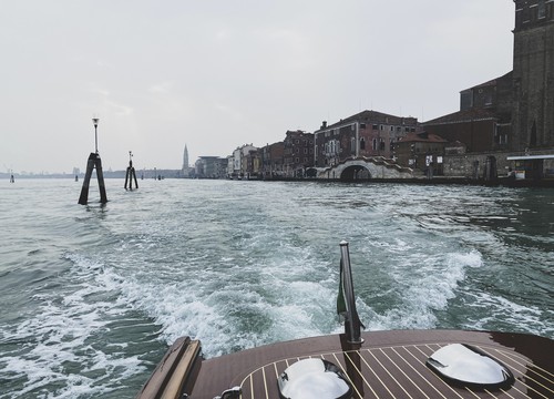 Pavilionul Rusiei şi-a deschis marţi porţile în cadrul Bienalei Internaţionale de Artă de la Veneţia, marcând revenirea Moscovei la eveniment