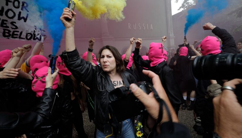 Protest exploziv la Bienala de la Veneția: Pussy Riot și Femen au luat cu asalt pavilionul Rusiei