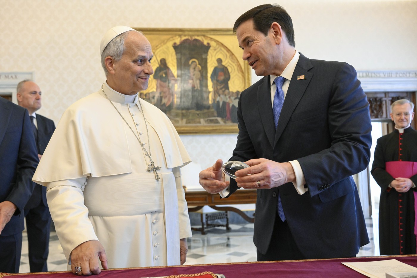 Moment stânjenitor la Vatican. Marco Rubio i-a oferit Papei Leon un cadou neașteptat. Ce a primit secretarul de stat american