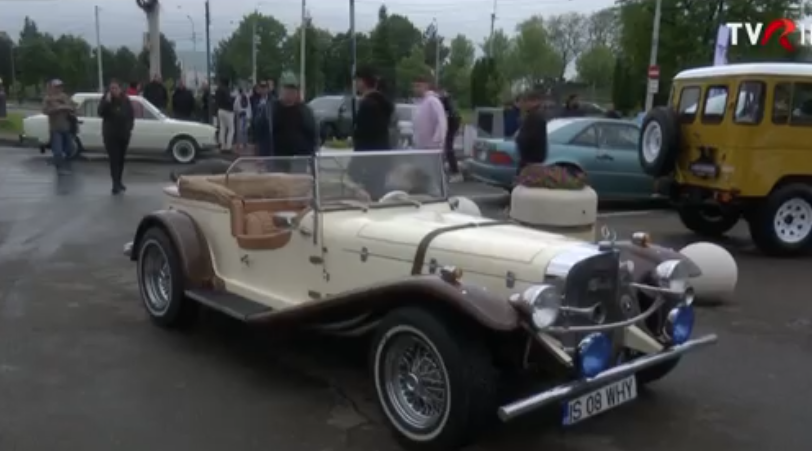 Peste 90 de maşini de epocă, la Retroparada Primăverii de la Iaşi. Automobile fără vârstă, la Arad