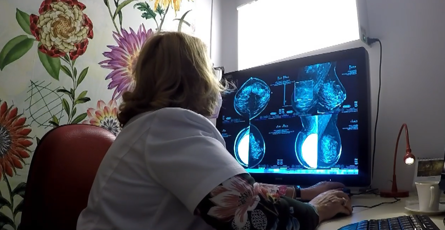 O femeie cere banii înapoi după trei intervenţii estetice la sâni. Clinica a fost reclamată la Parchet