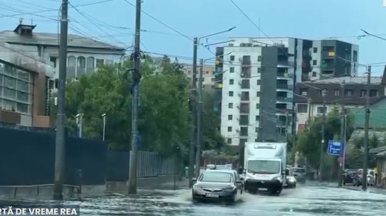 Străzi inundate la Iași, după o ploaie torențială cu grindină