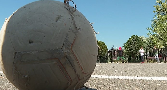 Brăila: Un teren de fotbal pentru copii nu poate fi folosit din cauza unui vecin deranjat de gălăgie