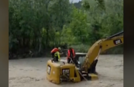 Străzi inundate în Chiajna, după ploile torențiale. Mașinile