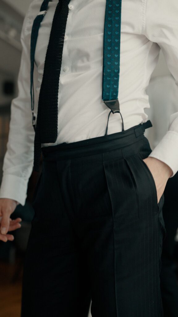 (P) Accesorizarea pe caniculă: Cum adaugi personalitate unei ținute simple formate din cămașă și pantaloni