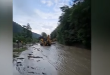 Inundaţii în Buzău şi Prahova. DN10, blocat de aluviuni. Com