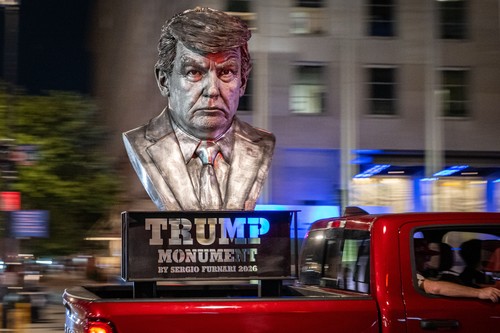 Cum încearcă Trump, la 80 de ani, să-și salveze imaginea știrbită de macho