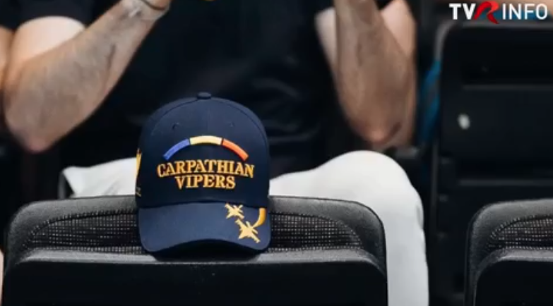 Fetele din Naţionala de volei şi militarii de la Carpathian Vipers, sub steagul României, în Lituania